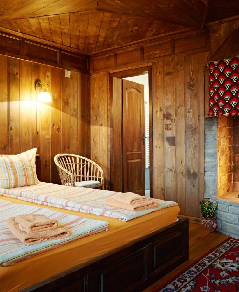 TRADITIONAL GUEST BEDROOM